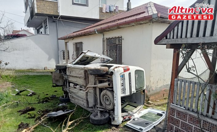 Samsun'da kontrolden çıkan hafif ticari araç evin bahçesine devrildi