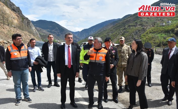 Heyelan nedeniyle ulaşıma kapanan Gümüşhane-Giresun kara yolunda çalışmalar başladı
