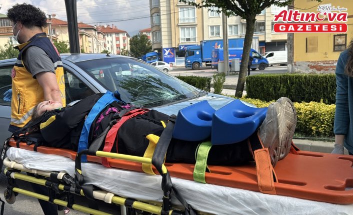 Bolu'da otomobilin çarptığı anne ve 10 yaşındaki kızı yaralandı