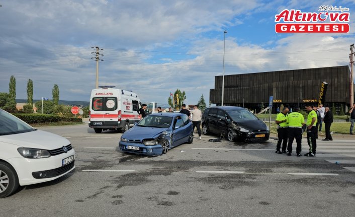 Çorum'da iki otomobilin çarpıştığı kazada 3 kişi yaralandı