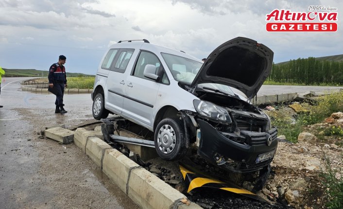 Çorum'da otomobil ile hafif ticari aracın çarpışması sonucu 4 kişi yaralandı