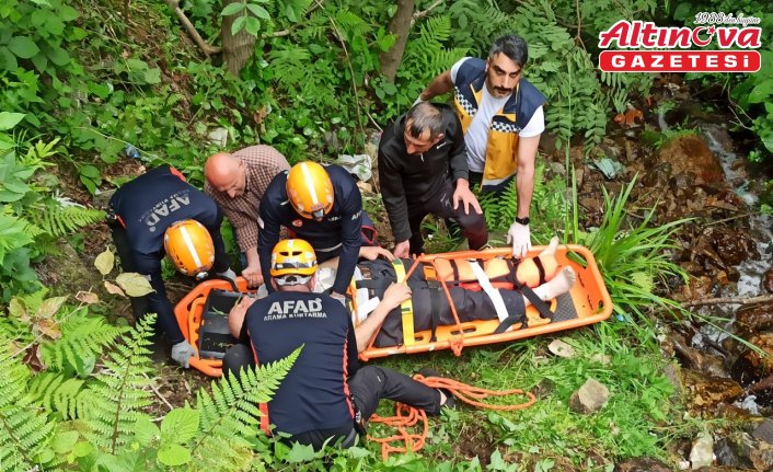 Rize'de arazide çalıştığı sırada ayağından yaralanan kişiyi ekipler kurtardı