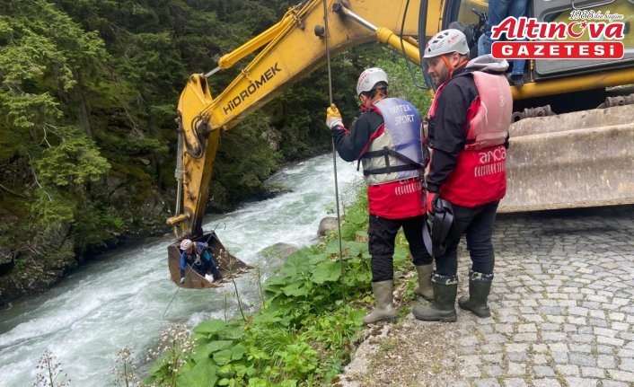 Trabzon'da dereye düşen 9 yaşındaki çocuğu arama çalışmaları devam ediyor