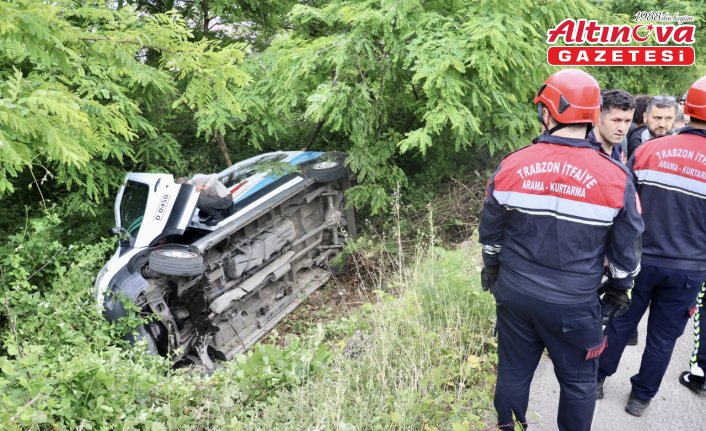 Trabzon'da park halindeki minibüsün kayarak şarampole devrildiği kazada 5 kişi yaralandı