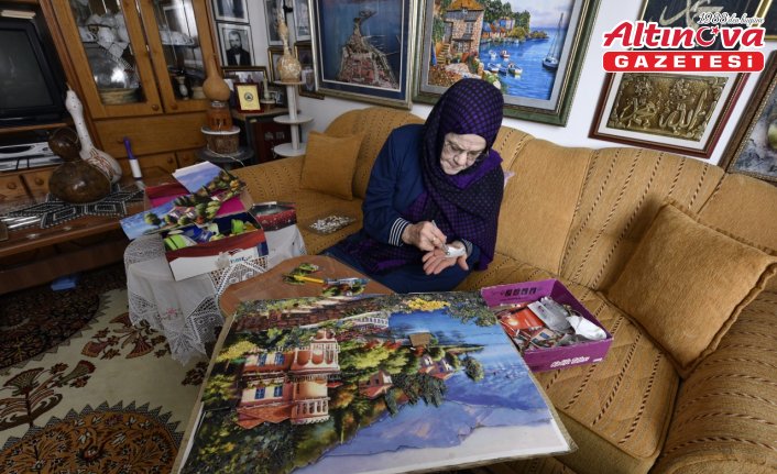 70'inden sonra başladığı kağıt rölyef sanatında yaptığı eserler evini süslüyor