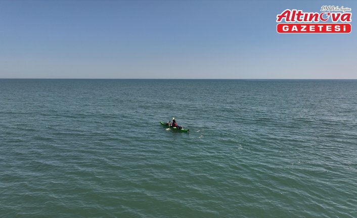 Artvin'den Hatay'a gitmeyi hedefleyen kano sporcusu Samsun'a ulaştı