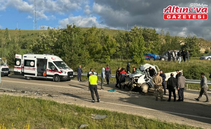 Bayburt'ta tır ile kamyonetin çarpışması sonucu 1 kişi öldü, 2 kişi yaralandı