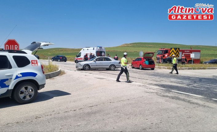 Çorum'da iki otomobilin çarpışması sonucu 4 kişi yaralandı