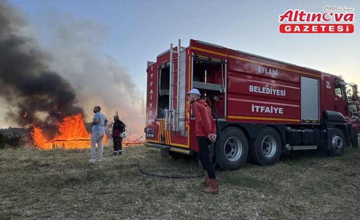 Kastamonu'da çıkan yangında 3 samanlık, garaj ve odunluk kullanılmaz hale geldi