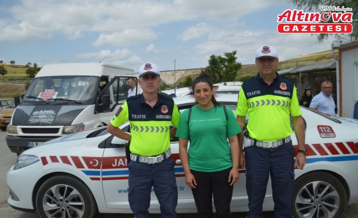 Kimliğini evde unuttuğu için YKS'ye son anda yetiştirilen öğrenciden jandarmaya teşekkür