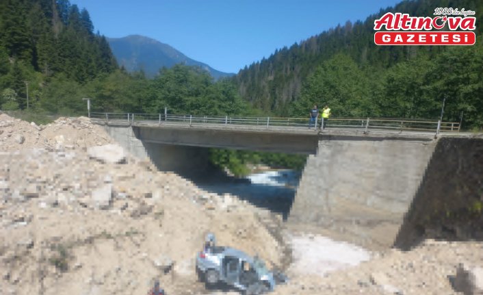 Rize'de dere yatağına devrilen otomobildeki 5 kişi yaralandı