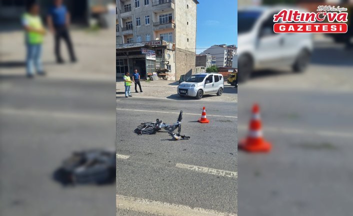 Bafra'da hafif ticari aracın çarptığı elektrikli bisiklet sürücüsü yaralandı