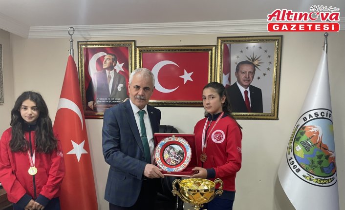 Türkiye Şampiyonu olan Küçükler Kız Floor Curling takımı belediyeyi ziyaret etti