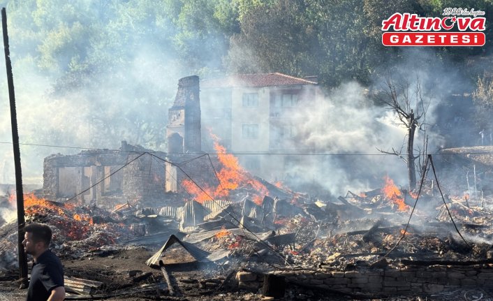 Bartın'da çıkan yangında 2 ev ile 2 samanlık kullanılamaz hale geldi