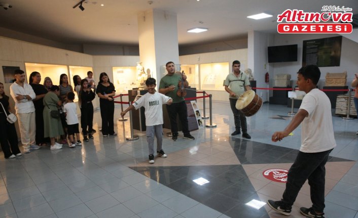 Bolu'da müzeyi ziyaret eden Romanlar davul keman eşliğinde çiftetelli oynadı