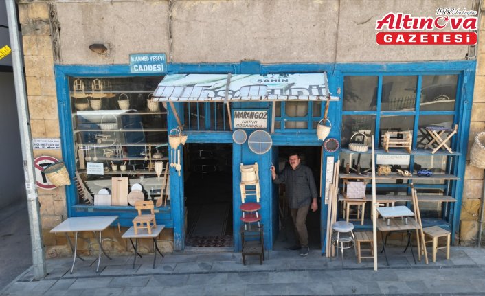 Emekli öğretmen, baba yadigarı marangozluğu asırlık binada sürdürüyor