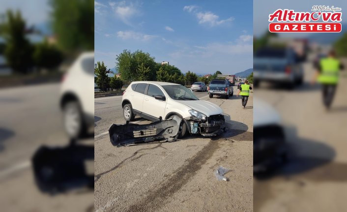 Giresun'da minibüs ile otomobilin çarpıştığı kazada 13 kişi yaralandı
