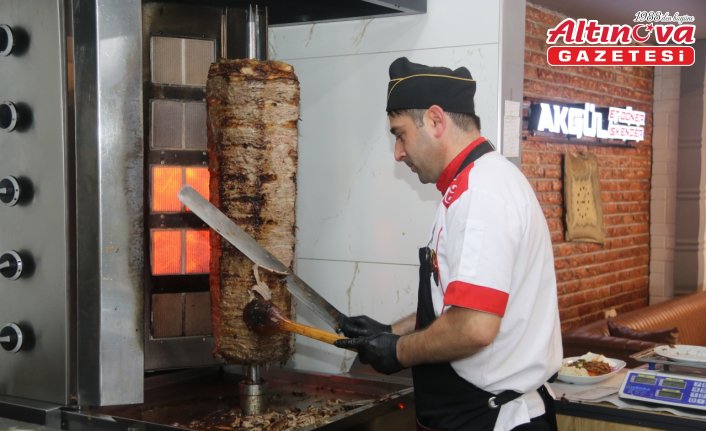 Taşova'da döner ustaları sıcak havaya rağmen işlerine devam ediyor