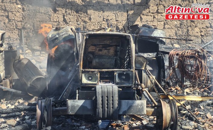 Tokat'ta çıkan yangında 1,5 ton buğday, 1 ton gübre ve 2 traktör zarar gördü