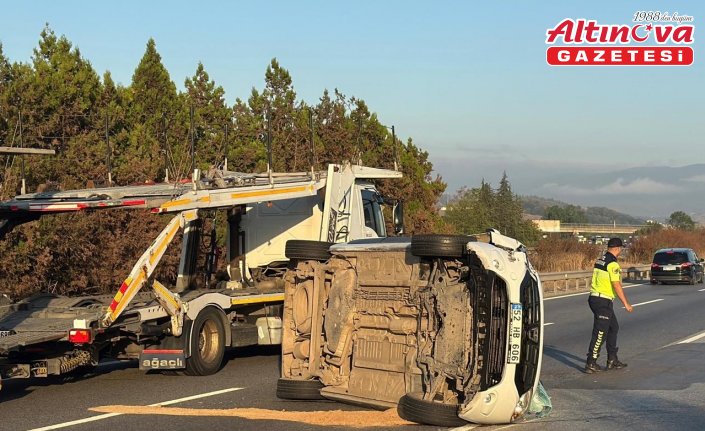 Anadolu Otoyolu'nun Düzce kesiminde devrilen otomobildeki 6 kişi yaralandı