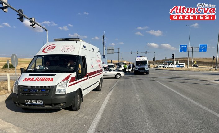 Hafif ticari araç ile otomobilin çarpışması sonucu 10 kişi yaralandı