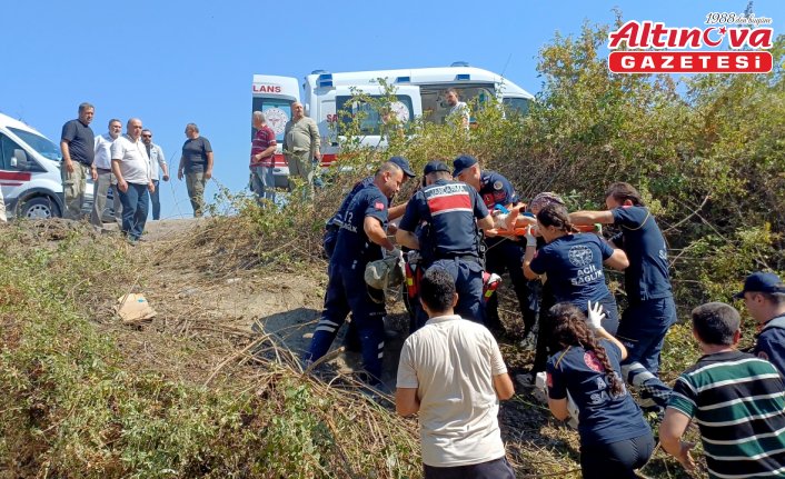 Karabük'te çarpışan otomobillerden birinin bahçeye devrildiği kazada 3 kişi yaralandı