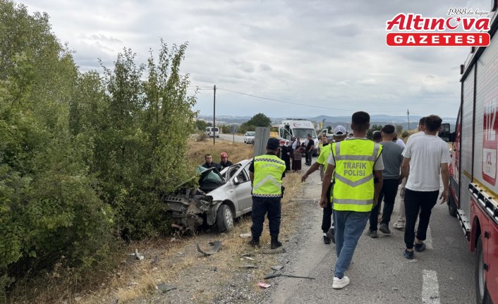 Kastamonu'da hafriyat kamyonu ile çarpışan otomobildeki çocuk öldü, baba ağır yaralandı