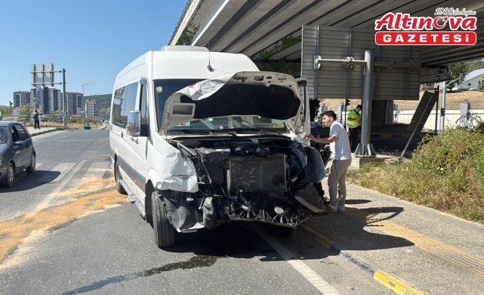 Kastamonu'da minibüs ile hafif ticari aracın çarpıştığı kazada 10 kişi yaralandı