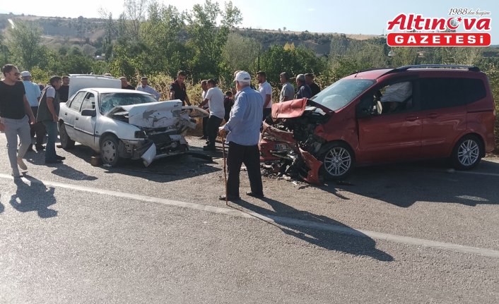 Samsun'da iki otomobilin çarpışması sonucu 1 kişi öldü, 11 kişi yaralandı