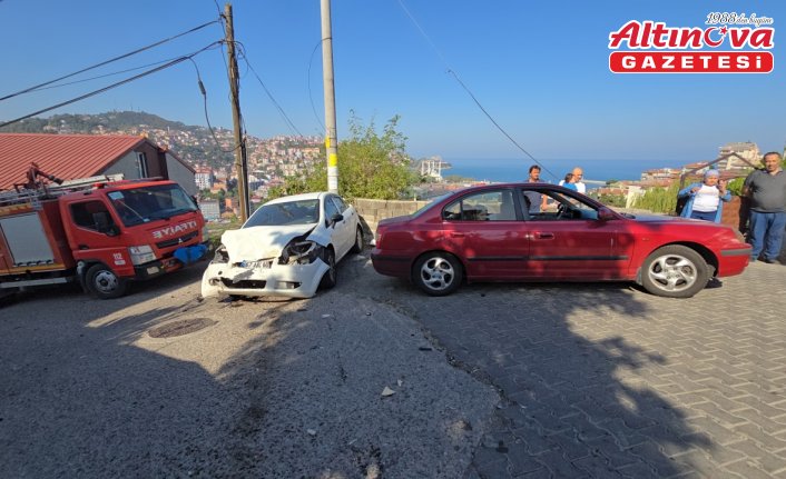 Zonguldak'ta freni arızalanan otomobilin 2 araca çarpması sonucu 4 kişi yaralandı