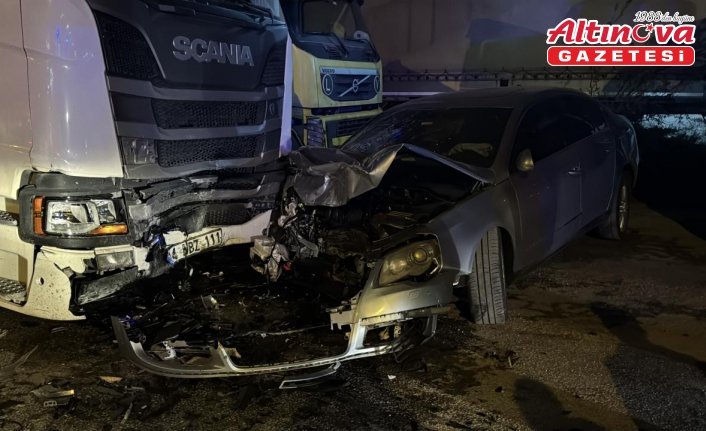 Bolu'da park halindeki 3 araca çarpan otomobildeki 4 kişi ağır yaralandı