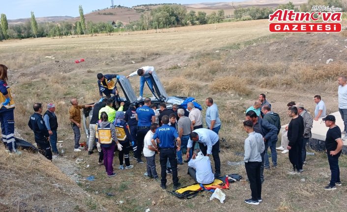 Çorum'da düğün konvoyundaki trafik kazasında 2 kişi yaralandı