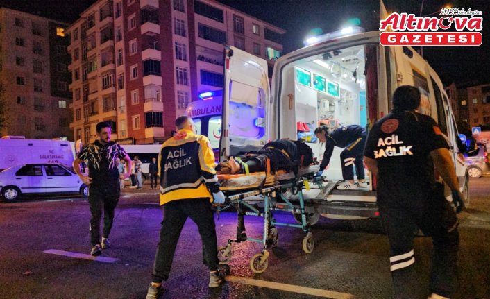 Çorum'da motosiklet ile otomobil çarpıştı, 4 kişi yaralandı