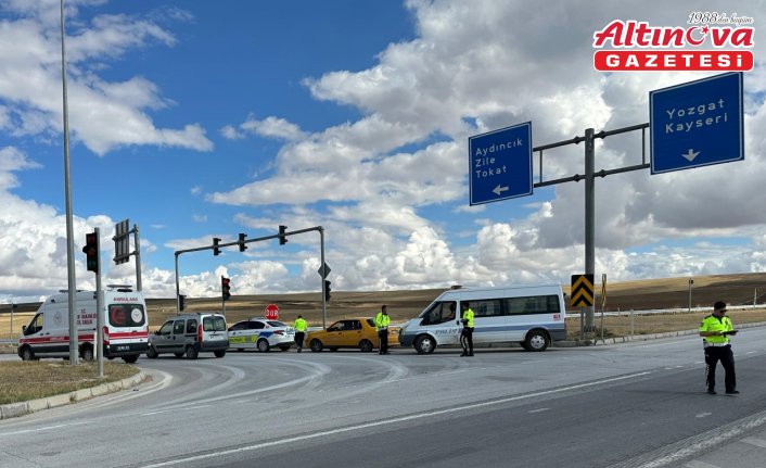 Çorum'da taksi ile elektrikli motosikletin çarpıştığı kaza güvenlik kamerasında