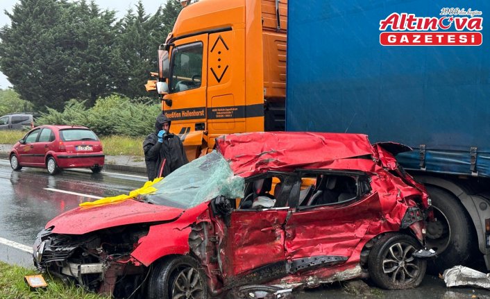 Rize'de karşı yöne geçen otomobilin tırla çarpışması sonucu 3 kişi öldü