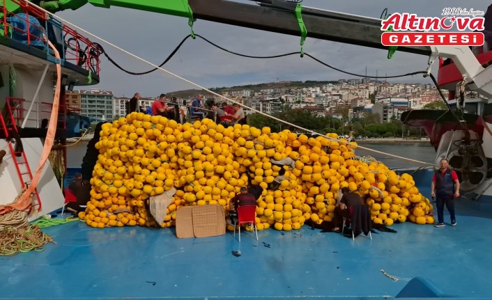 Sinop'ta fırtına uyarısı sonrası limana sığınan balıkçılar teknelerinin bakımını yapıyor