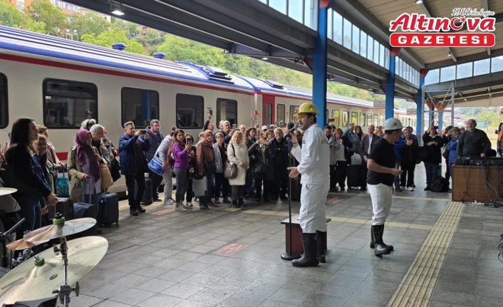 Zonguldak'a üçüncü kez gelen Turistik Karaelmas Ekspresi'ni Madenci Korosu karşıladı