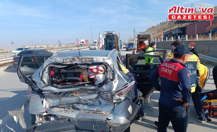 Çorum'da kamyonla cipin çarpışması sonucu 5 kişi yaralandı