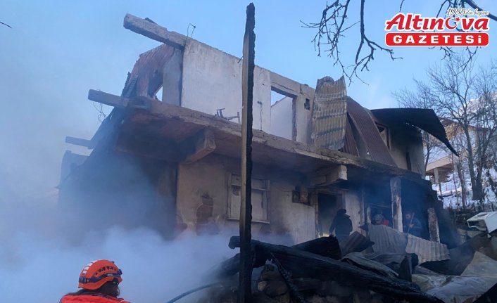 Artvin'de çıkan yangında 2 katlı ev kullanılamaz hale geldi