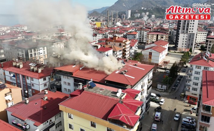 Artvin'de 7 katlı binanın çatısında çıkan yangın söndürüldü