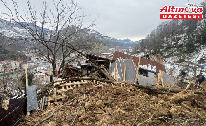 Artvin'de heyelanda ev ve ahır yıkıldı