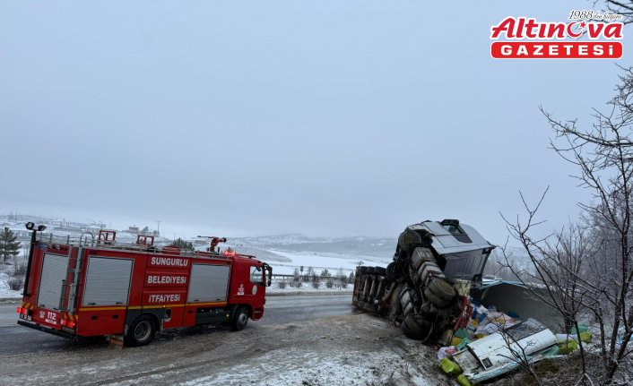 Çorum'da devrilen tırın sürücüsü yaralandı