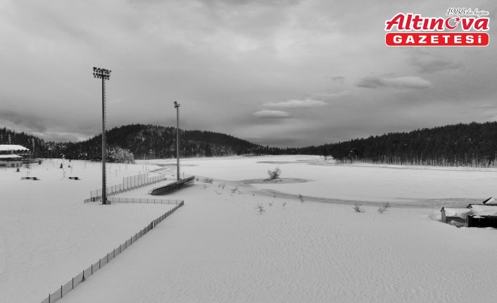 Düzce'deki Topuk Yaylası Göleti'nin yüzeyi buz tuttu