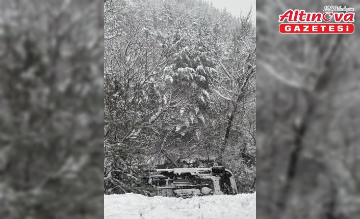Gümüşhane'de devrilen ambulanstaki 3 sağlık personeli yaralandı