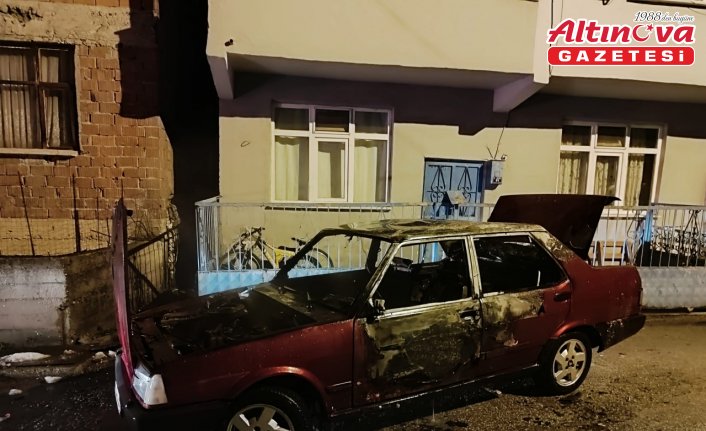 Karabük'te park halindeki otomobil yandı