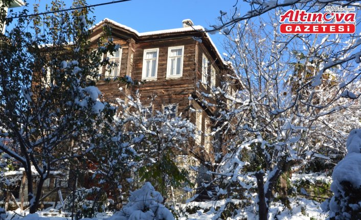 Kastamonu'da tarihi İnebolu evleri karla kaplandı
