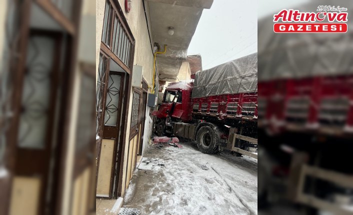 Tokat'ta tırın eve çarpması kameraya yansıdı