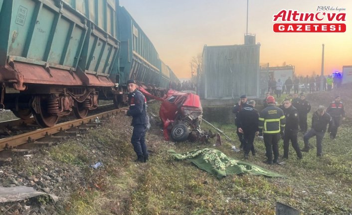 Zonguldak'ta hemzemin geçitte yük treninin çarptığı otomobilin sürücüsü öldü