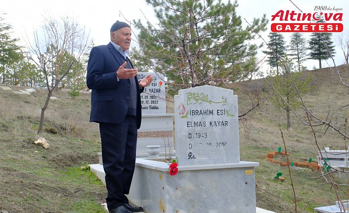 Çorum'da 84 yaşındaki İbrahim Kayar 10 yıl önce yitirdiği eşinin mezarına her 14 Şubat'ta kırmızı gülle gidiyor