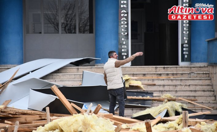 Düzce'de kuvvetli rüzgarda çatısı uçan okulda hasar tespit çalışması yapıldı